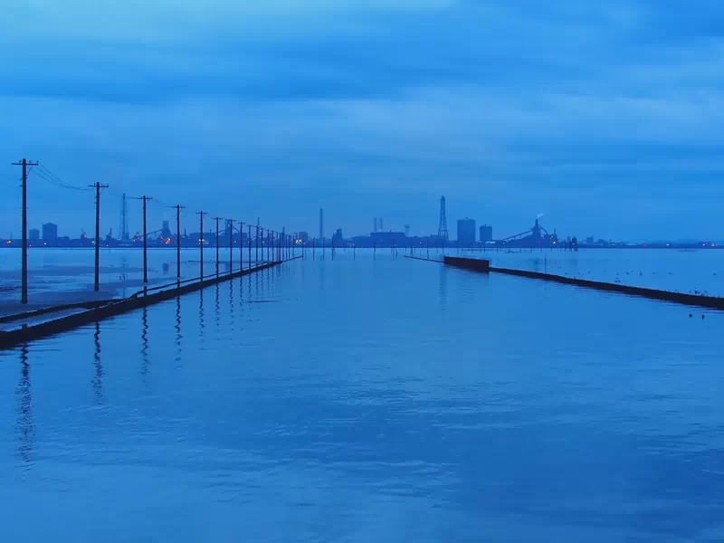 江川海岸の海中電柱
